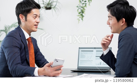 ミーティングでスマホを使うビジネスマン ミーティングでスマホを使うビジネスマン 119580062