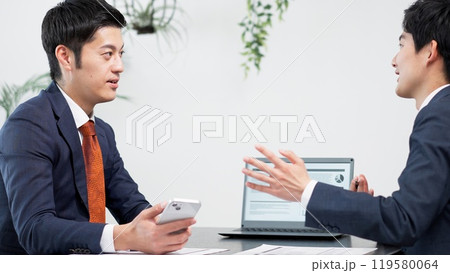 ミーティングでスマホを使うビジネスマン ミーティングでスマホを使うビジネスマン 119580064
