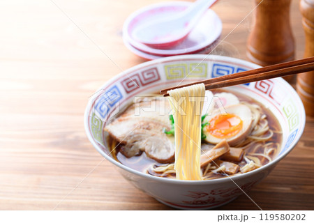 熱々のラーメン （ 醤油ラーメン ） 119580202