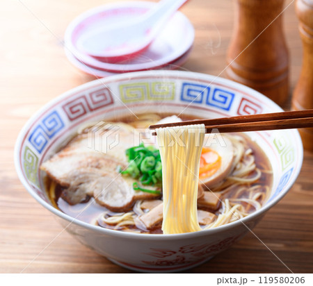 熱々のラーメン （ 醤油ラーメン ） 119580206