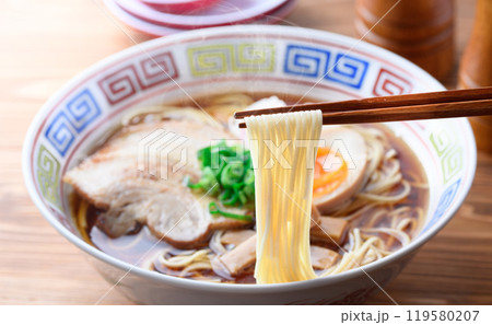 熱々のラーメン ( 醤油ラーメン ) 熱々のラーメン ( 醤油ラーメン ) 119580207