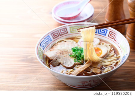 熱々のラーメン （ 醤油ラーメン ） 119580208