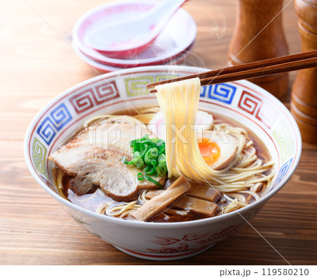 熱々のラーメン （ 醤油ラーメン ） 119580210