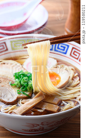 熱々のラーメン （ 醤油ラーメン ） 119580211