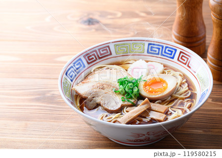 熱々のラーメン ( 醤油ラーメン ) 熱々のラーメン ( 醤油ラーメン ) 119580215