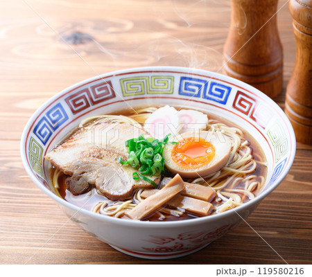 熱々のラーメン ( 醤油ラーメン ) 熱々のラーメン ( 醤油ラーメン ) 119580216