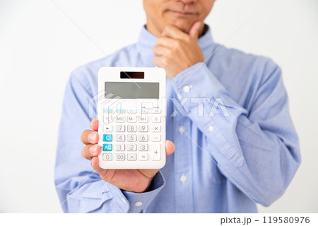 白電卓を持って悩むミドル男性 119580976