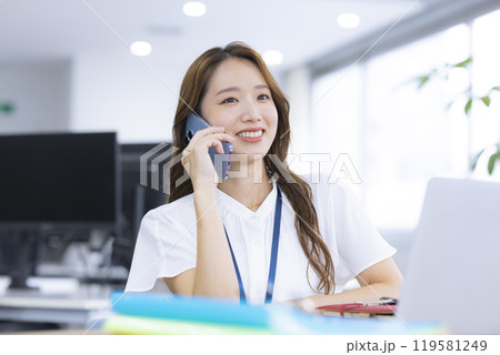 ビジネス　スマホ　オフィスで働く女性 119581249