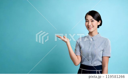 身振り手振りでプレゼンする女性 119581266