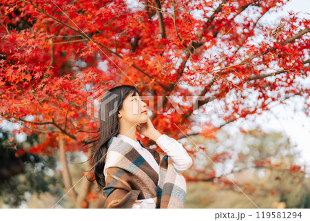 紅葉と女性 119581294