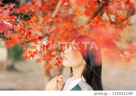 紅葉と女性 119581299