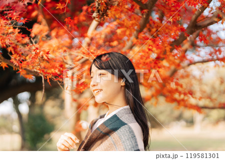 紅葉と女性 119581301