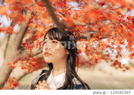 紅葉と女性 119581307