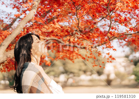 紅葉と女性 119581310