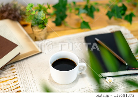 テーブルの上のコーヒーと本 119581372