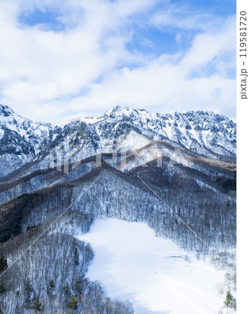 冬の鏡池と戸隠連峰(ドローン空撮)　長野県長野市戸隠 119581720