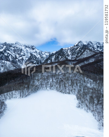 冬の鏡池と戸隠連峰(ドローン空撮)　長野県長野市戸隠 119581732