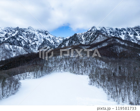 冬の鏡池と戸隠連峰(ドローン空撮)　長野県長野市戸隠 119581733