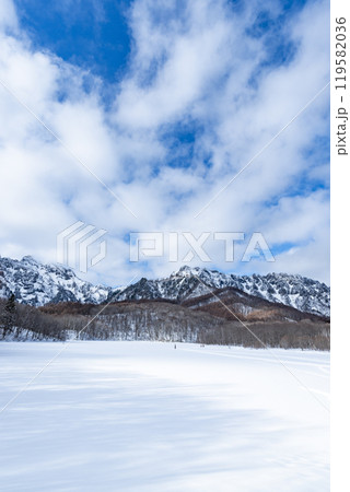 冬の鏡池と戸隠連峰 長野県長野市戸隠 冬の鏡池と戸隠連峰 長野県長野市戸隠 119582036
