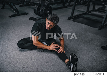 ジムでストレッチをする男性 ジムでストレッチをする男性 119582051