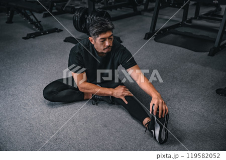 ジムでストレッチをする男性 ジムでストレッチをする男性 119582052