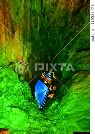 神秘的な景色が広がる岩手県の鍾乳洞龍泉洞の絶景 神秘的な景色が広がる岩手県の鍾乳洞龍泉洞の絶景 119582478