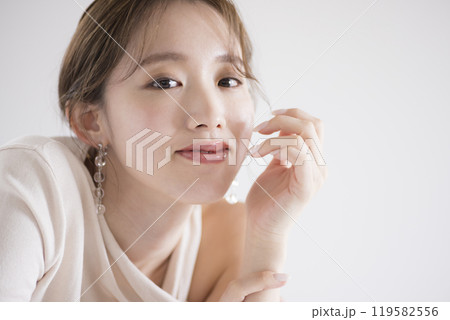 ビューティー　カメラ目線で微笑む女性 119582556