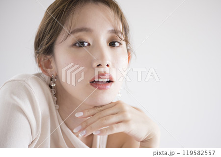 ビューティー カメラ目線で微笑む女性 ビューティー カメラ目線で微笑む女性 119582557