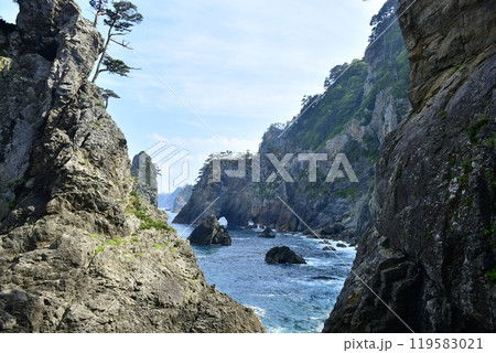 海のアルプスと呼ばれる岩手県田野畑村の景勝地である北山崎 119583021