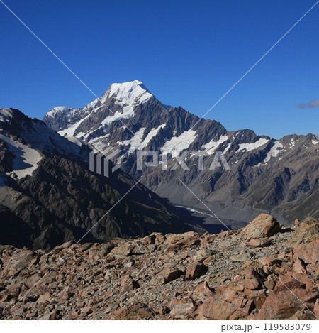 Mount Cook in summer, seen from the Sealy Tarns hiking route. 119583079