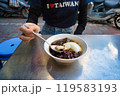 台湾の豆花をすくう女性 119583193