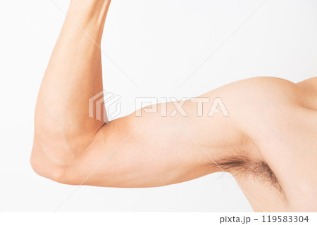 ミドル男性の右腕の筋肉 119583304
