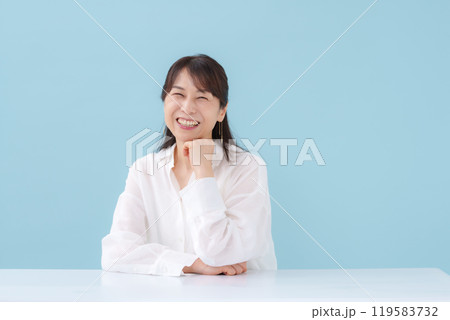 女性　ポートレート 119583732