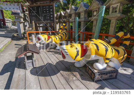 奈良　朝護孫子寺　赤門前の可愛い寅の像 119583765