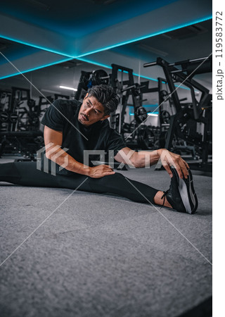 ジムでストレッチをする男性 119583772