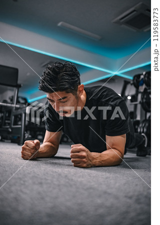 ジムで体幹トレーニングをする男性 119583773