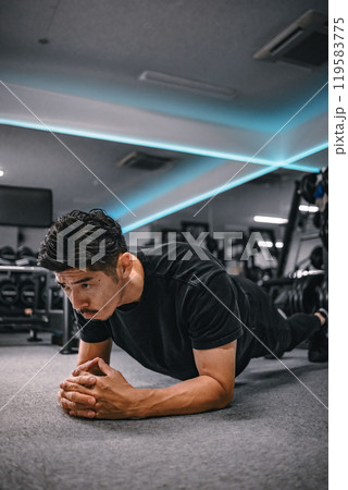 ジムで体幹トレーニングをする男性 ジムで体幹トレーニングをする男性 119583775