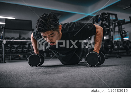 スポーツジム　40代　男性　筋トレ 119583916