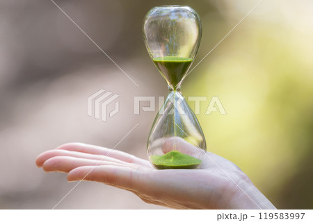 森の中で砂時計を持つ人 119583997