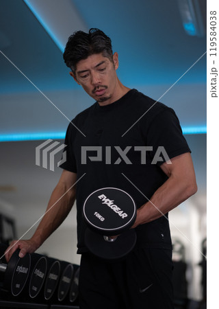 スポーツジムで　ダンベルをもっている　男性 119584038