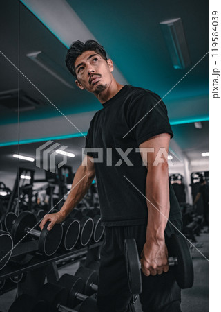 スポーツジムで ダンベルをもっている 男性 スポーツジムで ダンベルをもっている 男性 119584039