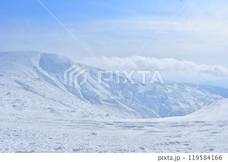 神秘的かつ雄大で迫力のある山形県蔵王連峰の雪景色 神秘的かつ雄大で迫力のある山形県蔵王連峰の雪景色 119584166
