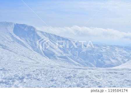 神秘的かつ雄大で迫力のある山形県蔵王連峰の雪景色 神秘的かつ雄大で迫力のある山形県蔵王連峰の雪景色 119584174