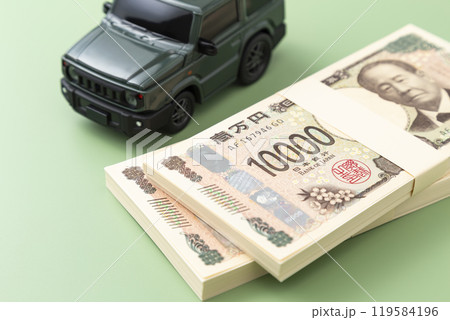 グリーンバックにおもちゃの自動車 119584196