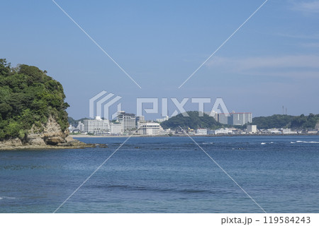 勝浦湾越しに見る勝浦の市街地 勝浦湾越しに見る勝浦の市街地 119584243