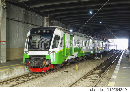 スラバヤコタ駅に到着した近郊型列車 119584249