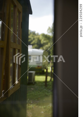 Camping in the woods with mountains and trees where you can relax and relax. 119584299