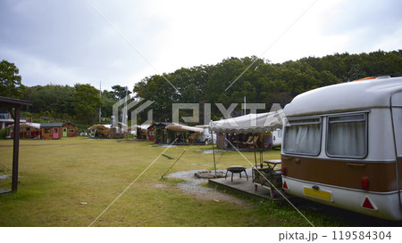 Camping in the woods with mountains and trees where you can relax and relax. 119584304