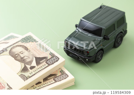 グリーンバックにおもちゃの自動車と札束 グリーンバックにおもちゃの自動車と札束 119584309