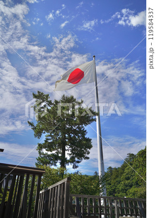 日本の島根県出雲市の出雲大社の国旗 日本の島根県出雲市の出雲大社の国旗 119584337